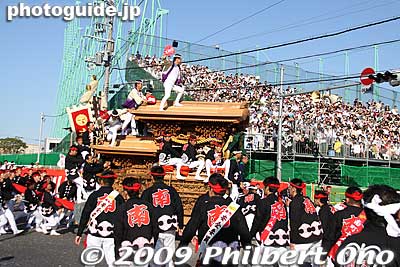 Danjiri entering Ekimae-dori at Can-Can.
Keywords: osaka kishiwada danjiri matsuri festival floats