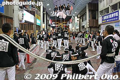 Inside the shopping arcade, another danjiri is being mounted with paper lanterns.
Keywords: osaka kishiwada danjiri matsuri festival floats
