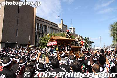 On Sun. morning, the the danjiri parade is called "Miya-iri" which means that they are going to the shrine to be blessed. This is in front of Kishiwada City Hall on a slope called Konakara-zaka (こなから坂).
Keywords: osaka kishiwada danjiri matsuri festival floats