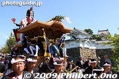 Leaving city hall was a blessing in disguise as I was able to get great shots of the floats with Kishiwada Castle in the background.
Keywords: osaka kishiwada danjiri matsuri festival floats
