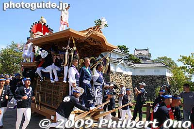 We were blessed with a sunny day, and castles and festival floats always look best with a blue sky.
Keywords: osaka kishiwada danjiri matsuri festival floats