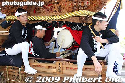 Musicians on a danjiri float. There's a large taiko drum inside the float.
Keywords: osaka kishiwada danjiri matsuri festival floats