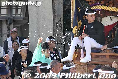 A shrine priest blesses the danjiri float.
Keywords: osaka kishiwada danjiri matsuri festival floats