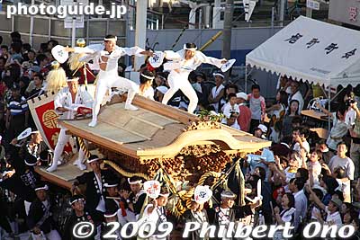 Here are two men dancing on the danjiri roof.
Keywords: osaka kishiwada danjiri matsuri festival floats 