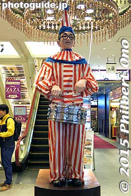 Another Dotonbori icon is Kuidaore Taro, a mechanical drum-playing clown that used to be the mascot of a restaurant that has since closed.
Keywords: osaka dotonbori