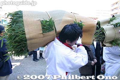 Replenishing the supply of bamboo branches.
Keywords: osaka naniwa-ku imamiya ebisu shrine festival matsuri
