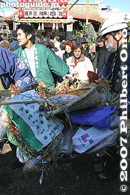 Hauling away the old New Year's decorations.
Keywords: osaka naniwa-ku imamiya ebisu shrine festival matsuri