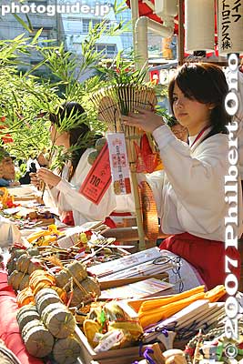 Shrine maidens decorate bamboo branches or rakes.
Keywords: osaka naniwa-ku imamiya ebisu shrine festival matsuri