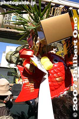 Fully-loaded "lucky rake."
Keywords: osaka naniwa-ku imamiya ebisu shrine festival matsuri