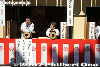 Omikuji fortune paper strips for sale at 200 yen.
Keywords: osaka naniwa-ku imamiya ebisu shrine festival matsuri
