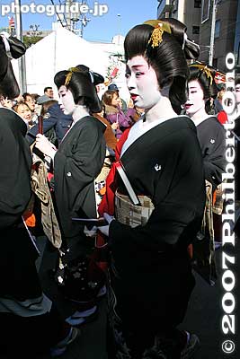 The procession includes geisha and other celebrities.
Keywords: osaka naniwa-ku imamiya ebisu shrine festival matsuri geisha