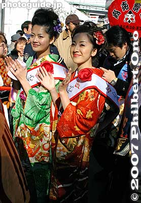 Kimono-clad beauties, winners of some Miss contest.
Keywords: osaka naniwa-ku imamiya ebisu shrine festival matsuri kimono