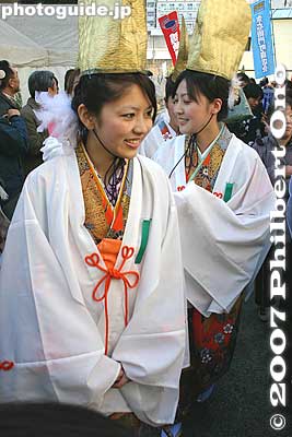 The Fuku-musume or Lucky Maidens are all nice-looking.
Keywords: osaka naniwa-ku imamiya ebisu shrine festival matsuri shrine maiden
