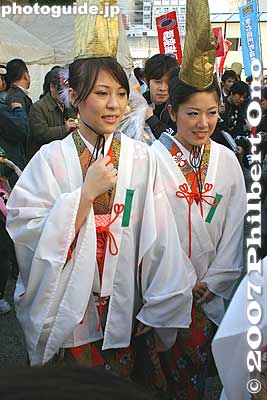 Keywords: osaka naniwa-ku imamiya ebisu shrine festival matsuri shrine maiden