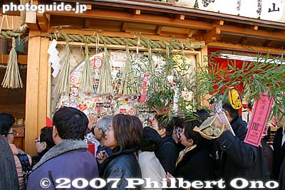 People patting a lucky mirror?
Keywords: osaka naniwa-ku imamiya ebisu shrine festival matsuri