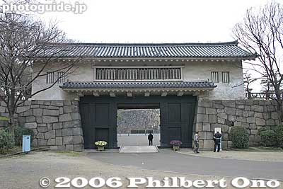 Aoya-mon Gate
Rebuilt in 1970. Although this is not the main or front gate, it is the closest castle gate to Osaka-jo Koen Station.

青屋門
Keywords: osaka prefecture castle