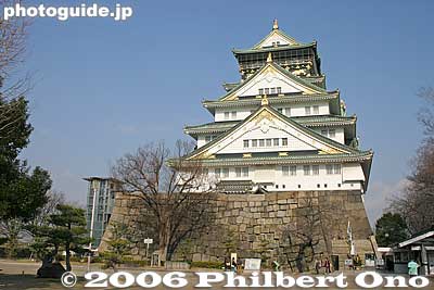 Castle tower
It is modeled after the tower built by the Tokugawa shogunate who made it bigger than the castle Toyotomi Hideyoshi had built. One reason why it's such a big castle.
Keywords: osaka prefecture castle