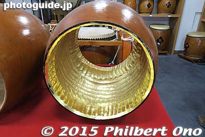 The inside of the taiko drums is covered with gold leaf for better sound.
Keywords: osaka taiko drum shop store