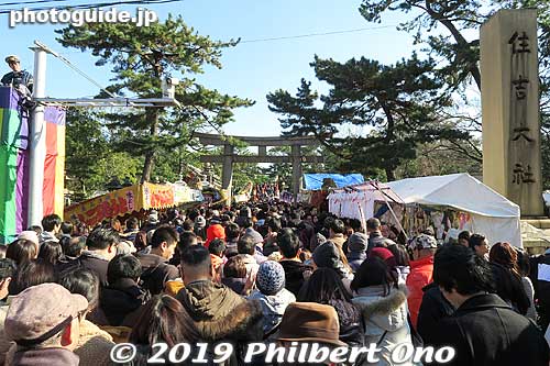 It looks very crowded at Sumiyoshi Taisha, but it progressed quickly. Kept on walking most of the time.
Keywords: osaka Sumiyoshi Taisha shrine new year matsuri01