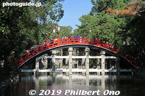 Sorihashi Bridge (反橋) is a symbol of the shrine and one of the larger taikobashi.
Keywords: osaka Sumiyoshi Taisha shrine new year japanshrine japanbuilding