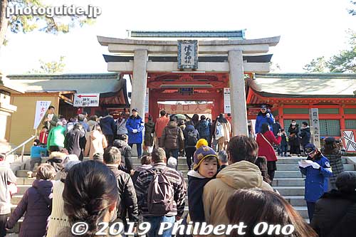 Enter the shrine through the torii and gate ahead.
Keywords: osaka Sumiyoshi Taisha shrine new year