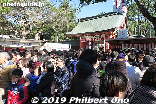 Go left through that gate to exit and to see the "cat shrine."
Keywords: osaka Sumiyoshi Taisha shrine new year