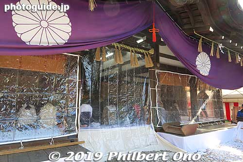 In front of Hongu No. 1 shrine, shielded with plastic so the coins don't hit the altar or people inside.
Keywords: osaka Sumiyoshi Taisha shrine new year