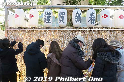 Omikuji paper fortunes on New Year's Day.
Keywords: osaka Sumiyoshi Taisha jinja shrine new year oshogatsu hatsumode