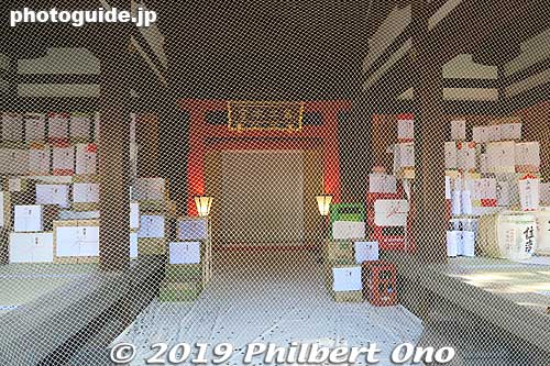 Hongu No. 2 shrine with netting to protect the altar from flyimg coins. (第二本宮)
Keywords: osaka Sumiyoshi Taisha jinja shrine new year oshogatsu hatsumode