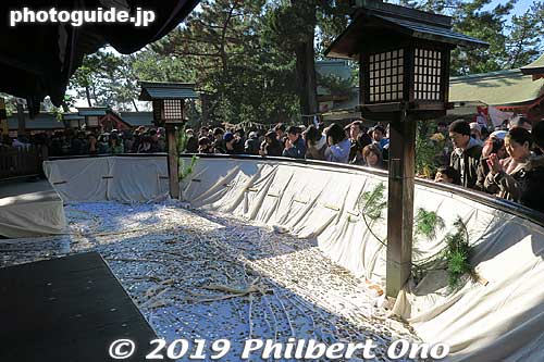 Hongu No. 2 shrine offertory pit. (第二本宮)
Keywords: osaka Sumiyoshi Taisha jinja shrine new year oshogatsu hatsumode