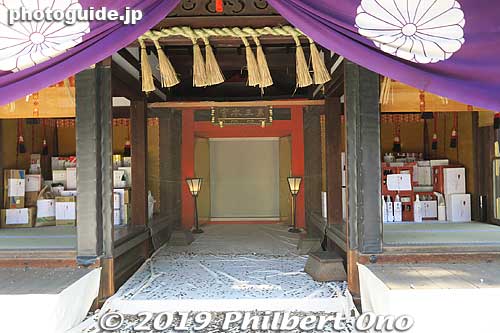 Hongu No. 3 shrine in front of the altar protected by netting.
Keywords: osaka Sumiyoshi Taisha jinja shrine new year oshogatsu hatsumode
