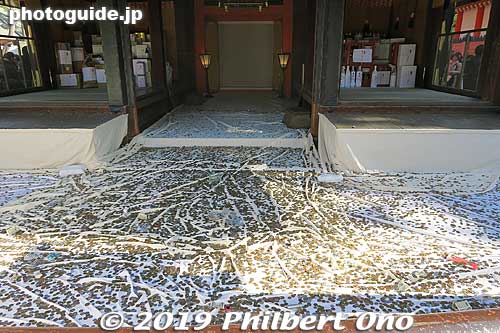 Hongu No. 3 shrine offertory pit.
Keywords: osaka Sumiyoshi Taisha jinja shrine new year oshogatsu hatsumode