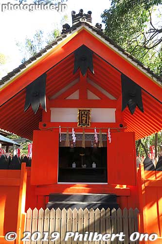 Wakamiya Hachimangu Shrine, a secondary shrine of Sumiyoshi Taisha. Worships Hachiman (Emperor Ojin), the guardian deity of the samurai. 若宮八幡宮
Hachiman (Emperor Ojin) was the son of Empress Jingu.
Keywords: osaka Sumiyoshi Taisha jinja shrine new year oshogatsu hatsumode japanshrine
