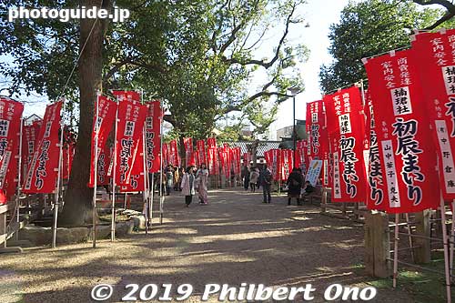 Banners for the Nankun-sha cat shrine (楠珺社). It's behind Hongu No. 1.
Keywords: osaka Sumiyoshi Taisha jinja shrine new year