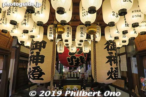 Inside Nankun-sha cat shrine (楠珺社). 
Keywords: osaka Sumiyoshi Taisha jinja shrine new year cat