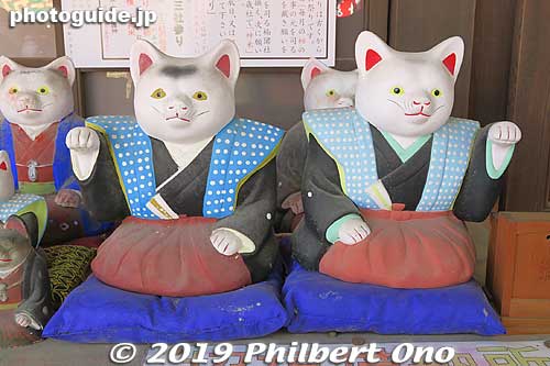 Larger beckoning cat figurines at Nankun-sha cat shrine at Sumiyoshi Taisha.
Keywords: osaka Sumiyoshi Taisha jinja shrine new year cat japanshrine