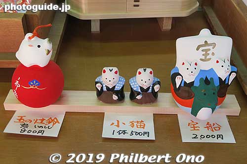Small cat figurines for sale.
Keywords: osaka Sumiyoshi Taisha jinja shrine new year cat