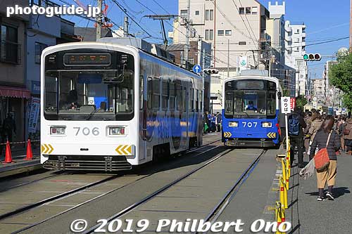 Hankai Line tram at Sumiyoshi Torii-mae stop in front of Sumiyoshi Taisha. 阪堺線 住吉鳥居前停留場
Keywords: osaka Sumiyoshi Taisha