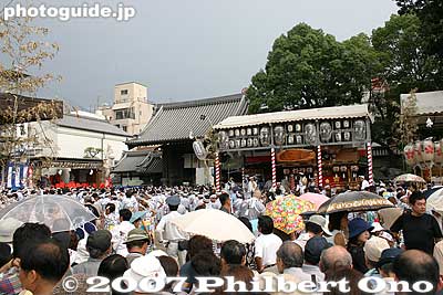 Crowd at Osaka Tenmangu Shrine, the organizer of the Tenjin Festival and starting point of the festival's Land Procession called "Riku-togyo." 大阪天満宮
One of Japan's Big Three Festivals (besides Kyoto's Gion Matsuri and Tokyo's Kanda Matsuri) is also Osaka's biggest summer festival held on July 24-25. These photos were taken on July 25, 2004. The festival has a procession starting from Tenmangu Shrine in the afternoon and a water procession on the river in the evening. 
Keywords: osaka tenjin matsuri festival