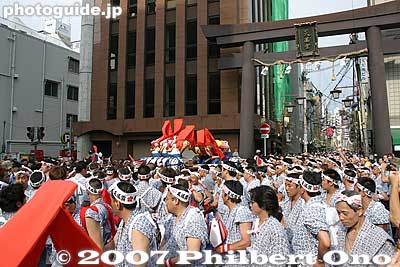 Taiko drummers at the shrine's Otorii gate. 催太鼓
Keywords: osaka tenjin matsuri festival procession torii