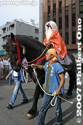 Sarutahiko on horseback 猿田彦
Keywords: osaka tenjin matsuri festival procession horse