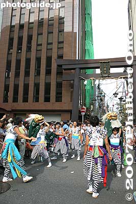 Shishimai lion dance
Keywords: osaka tenjin matsuri festival procession torii