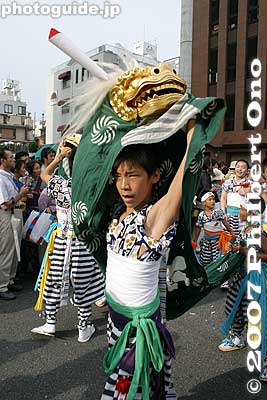 Lion dance
Keywords: osaka tenjin matsuri festival procession shishimai lion dance japanchild