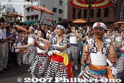 Keywords: osaka tenjin matsuri festival procession umbrella dance