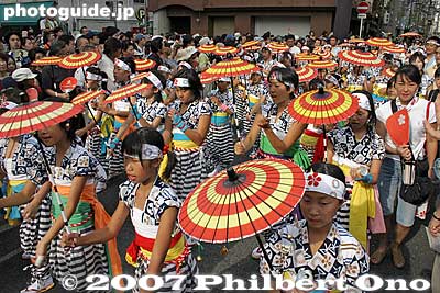 Hanagasa umbrella dancers, Tenjin Matsuri, Osaka 花傘
Keywords: osaka tenjin matsuri7 festival procession umbrella dance children
