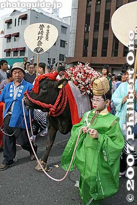 牛曳童児
Keywords: osaka tenjin matsuri festival procession bull