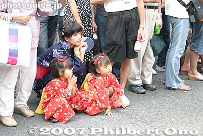 Mother and twins in yukata
Keywords: osaka tenjin matsuri festival procession children yukata kimono