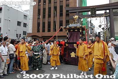 Portable shrine housing the spirit of Sugawara Michizane. This is the most important thing in the procession. 御鳳輦
Keywords: osaka tenjin matsuri festival procession portable shrine mikoshi