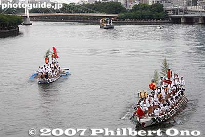 The Boat Procession started at 7 pm on Okawa River. These boats are called Dondoko. どんどこ船 大川　船渡御
Keywords: osaka tenjin matsuri festival procession boats river