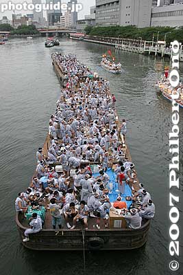 To ride these boats, you have to be a member of a shrine parish or supporting group.
Keywords: osaka tenjin matsuri7 festival water funa-togyo procession boats river